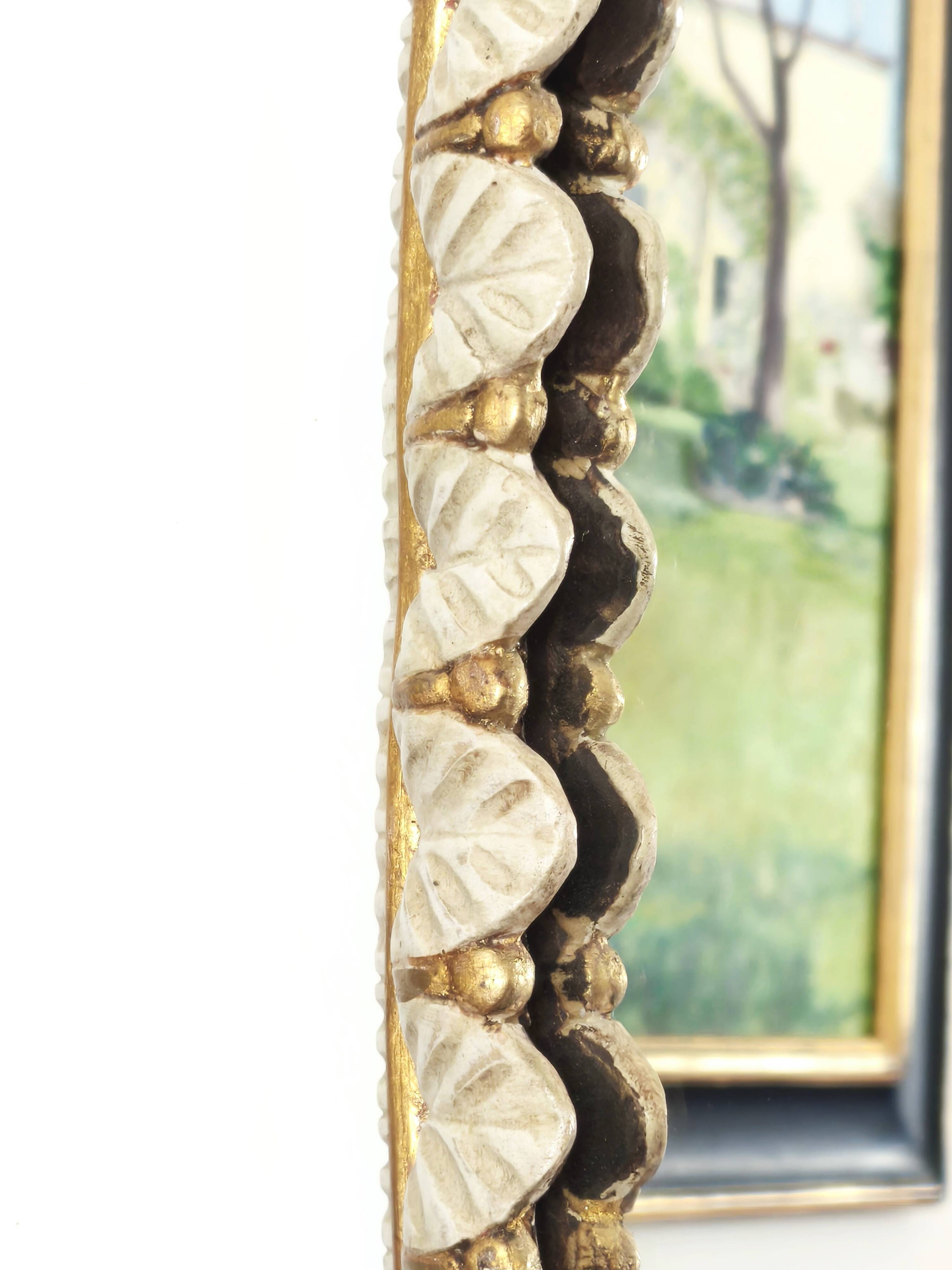Large oval Florentine mirror in carved wood and gilded with gold leaf.