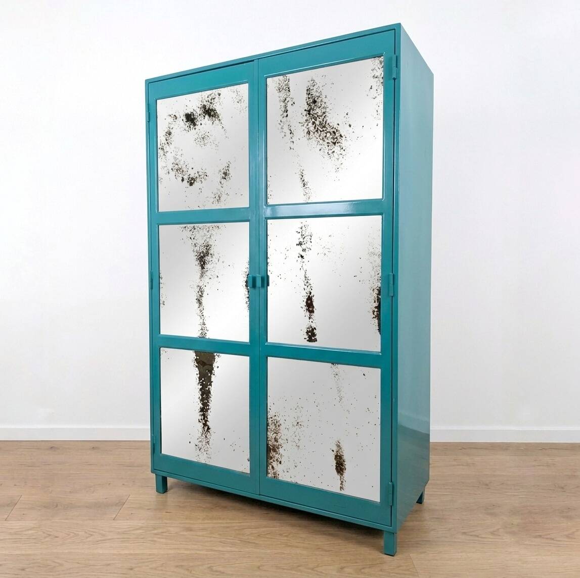 Armoire de style industriel avec des miroirs vieillis