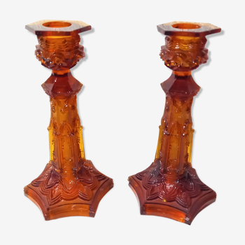 Paire de flambeaux en verre ambré ornés de motifs gothiques