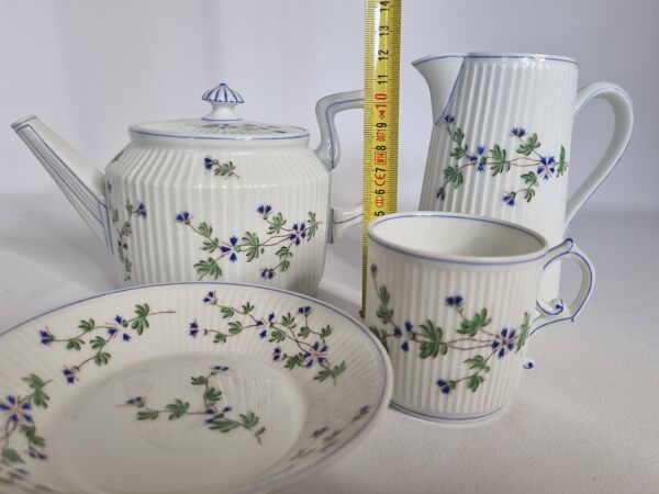 Service à thé ou café en porcelaine Pillivuyt modèle fleuri expo Paris 1900