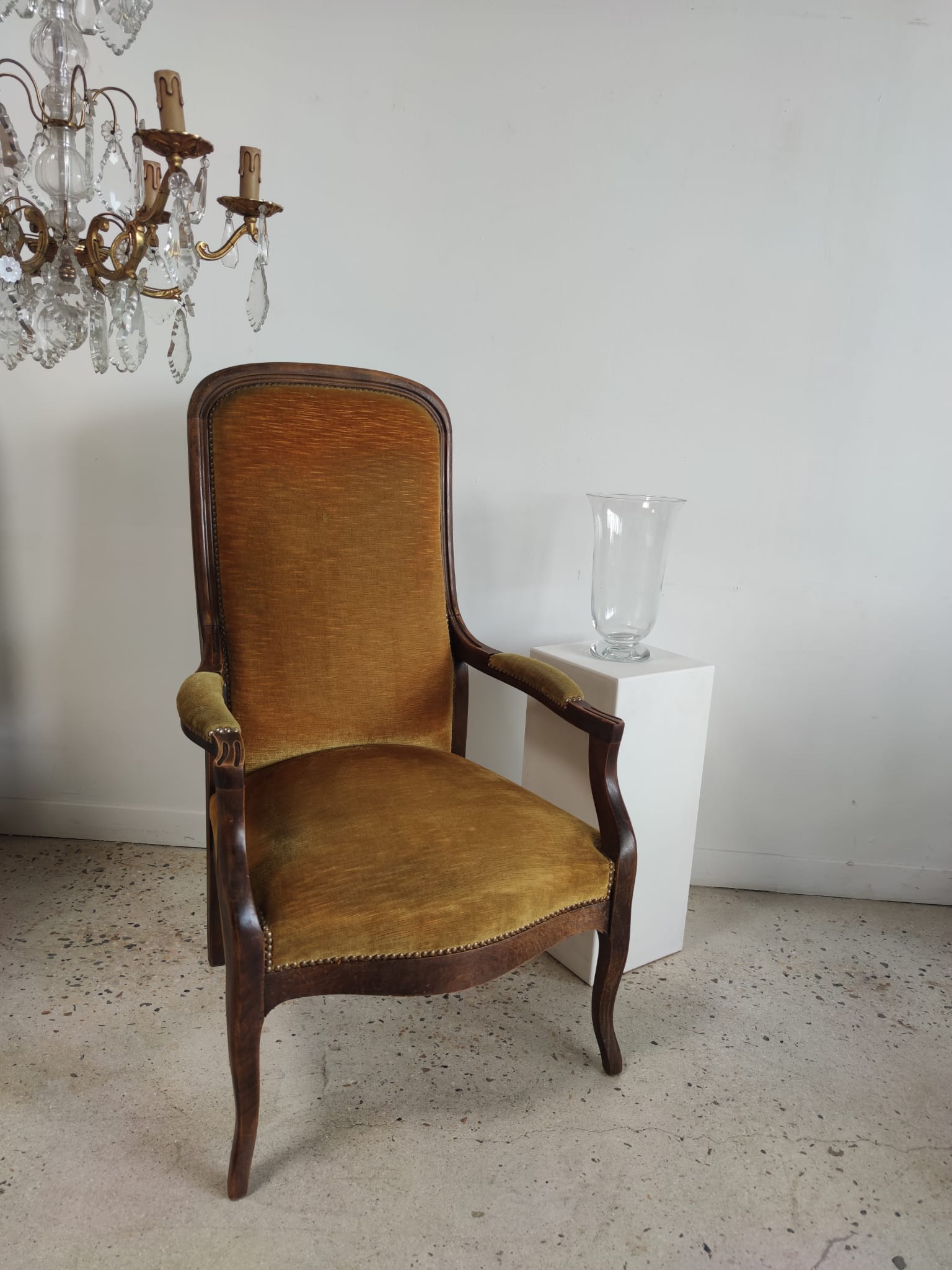 Fauteuil Voltaire garniture de velours jaune