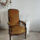 Fauteuil Voltaire garniture de velours jaune