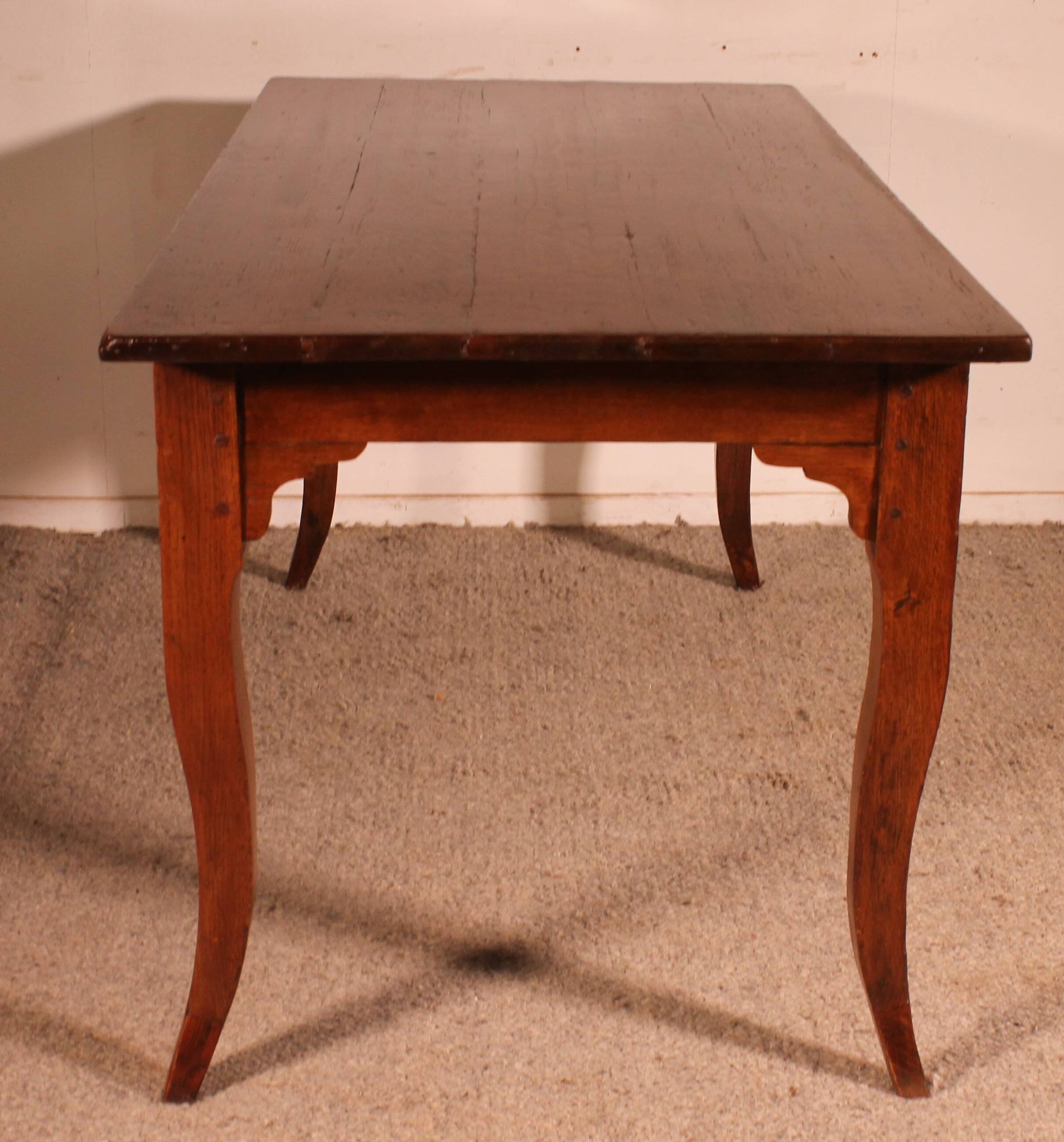 Louis XV table in oak, late 18th century.