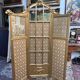 Paravent en bois doré décoré dans le style Louis XVI, orné de têtes de bélier.