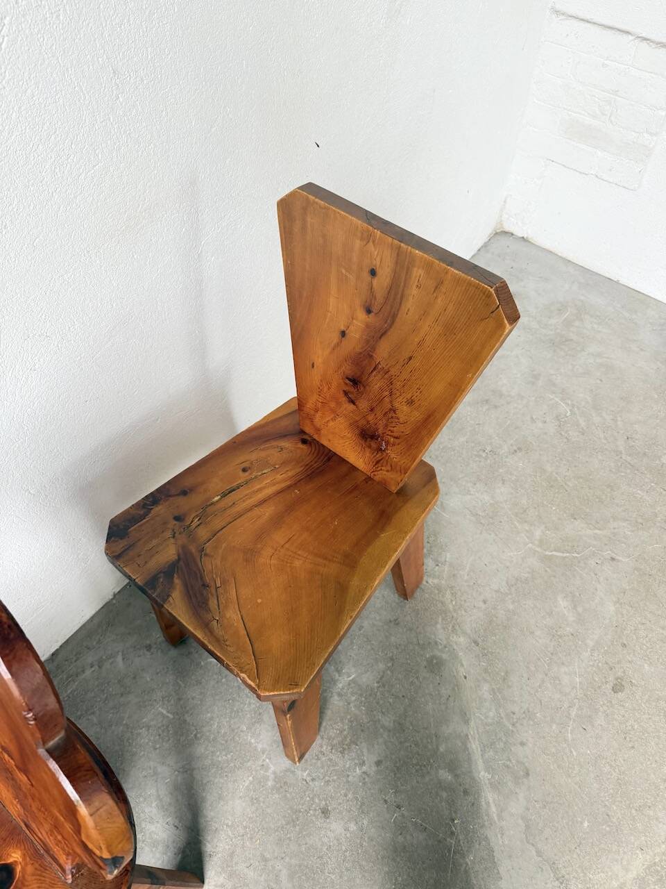 Paire de chaises brutalistes savoyardes en pin