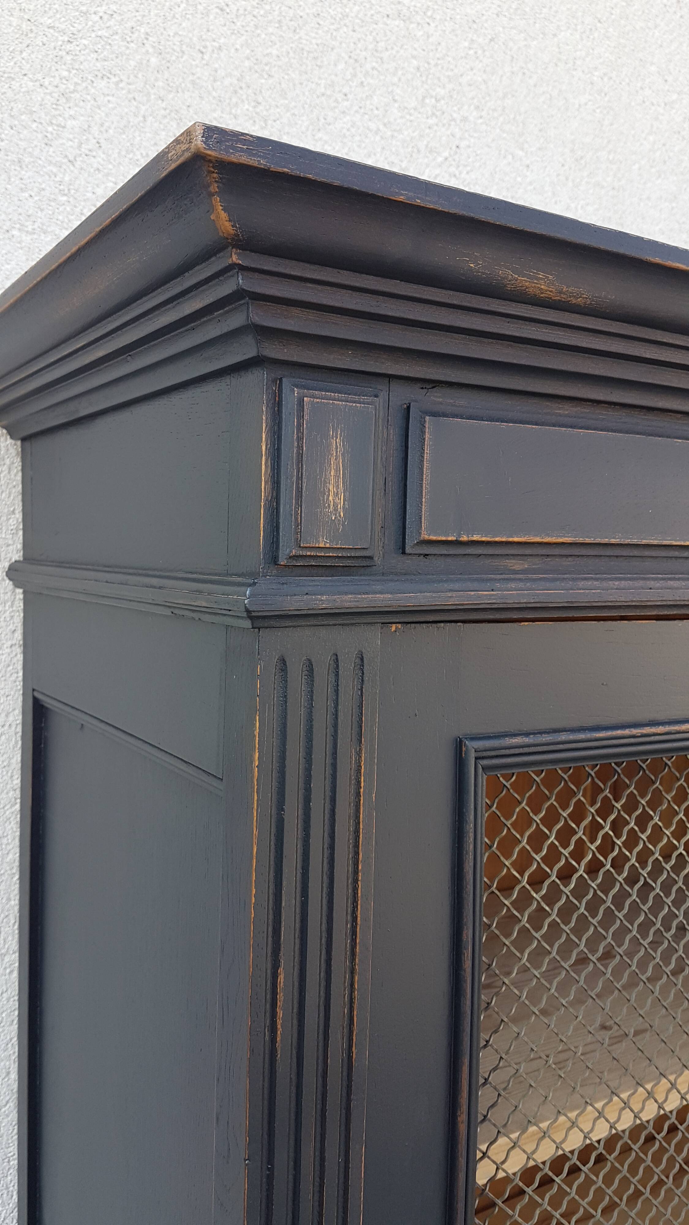 Administrative cabinet