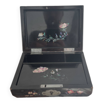 Coffret en laque, incrustation de nacre, décor oiseaux, fleurs, bois noir, boîte à bijoux