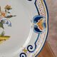 Assiette ancienne en faïence peinte main – panier fleuri