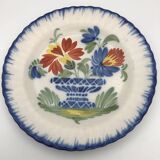 Assiette ancienne en faïence d’auvillar à décor de corbeille de fleurs polychrome