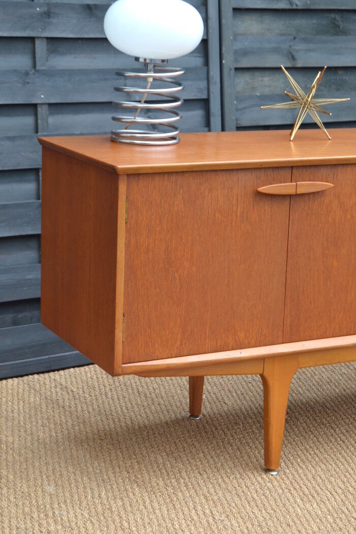 Enfilade anglaise par Jentique en teck