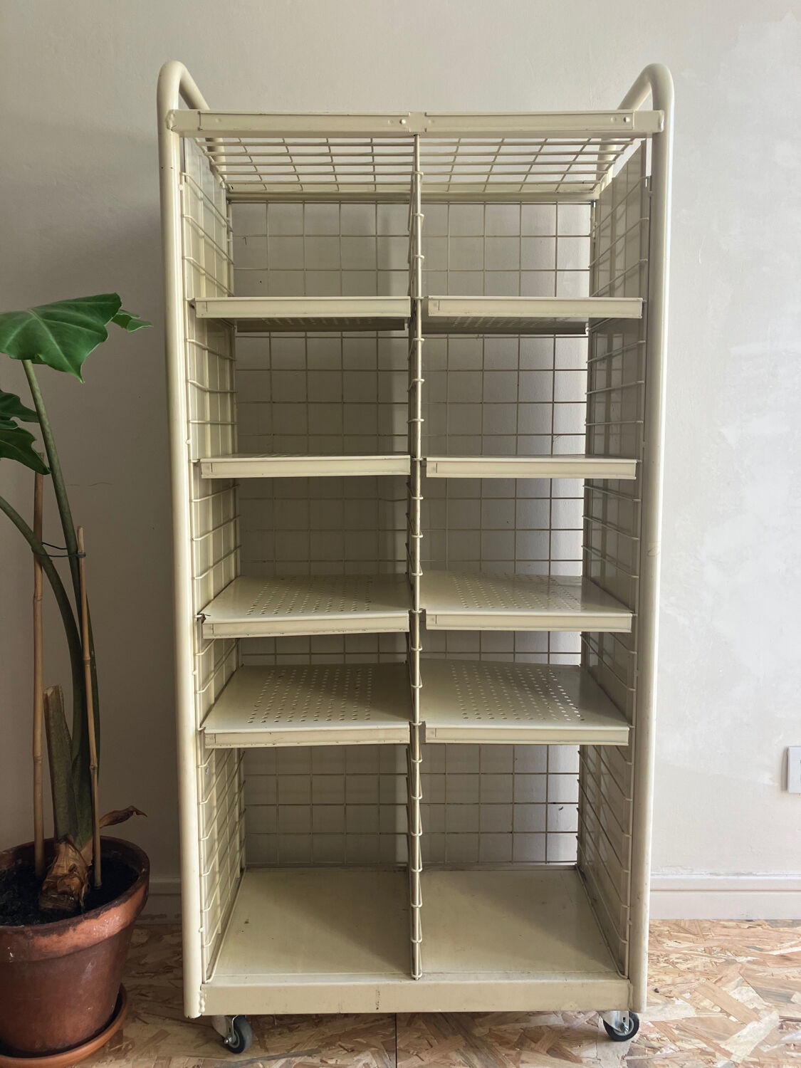 Shelf cabinet postal sorting
