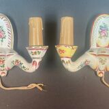 Paire d'appliques en faience de l'Est décor fleuri