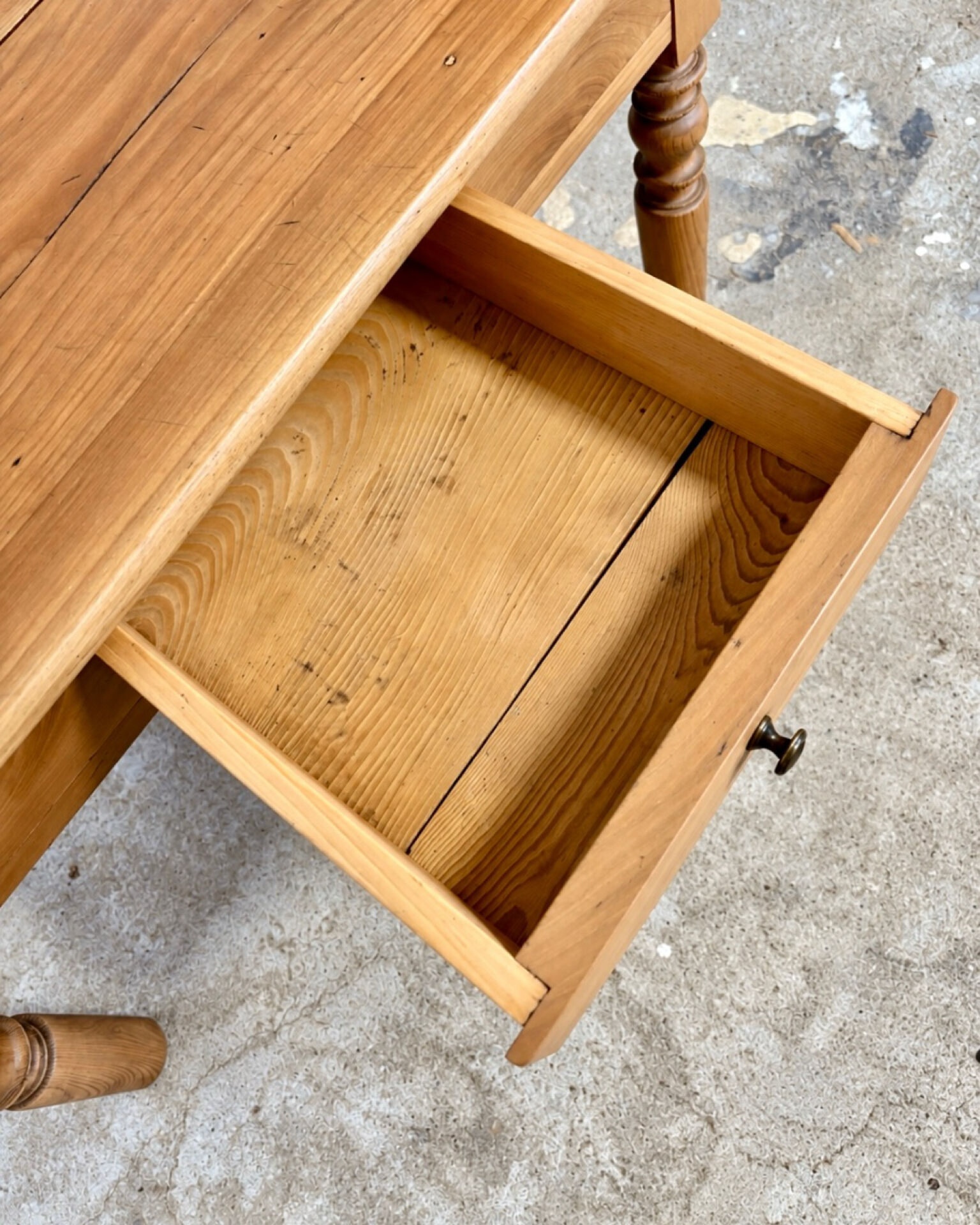Antique coffee table in solid elm with turned legs.