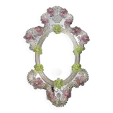 Miroir vénitien ovale vert et rose floréal sculpté à la main des années 2000 dans le style en verre de Murano
