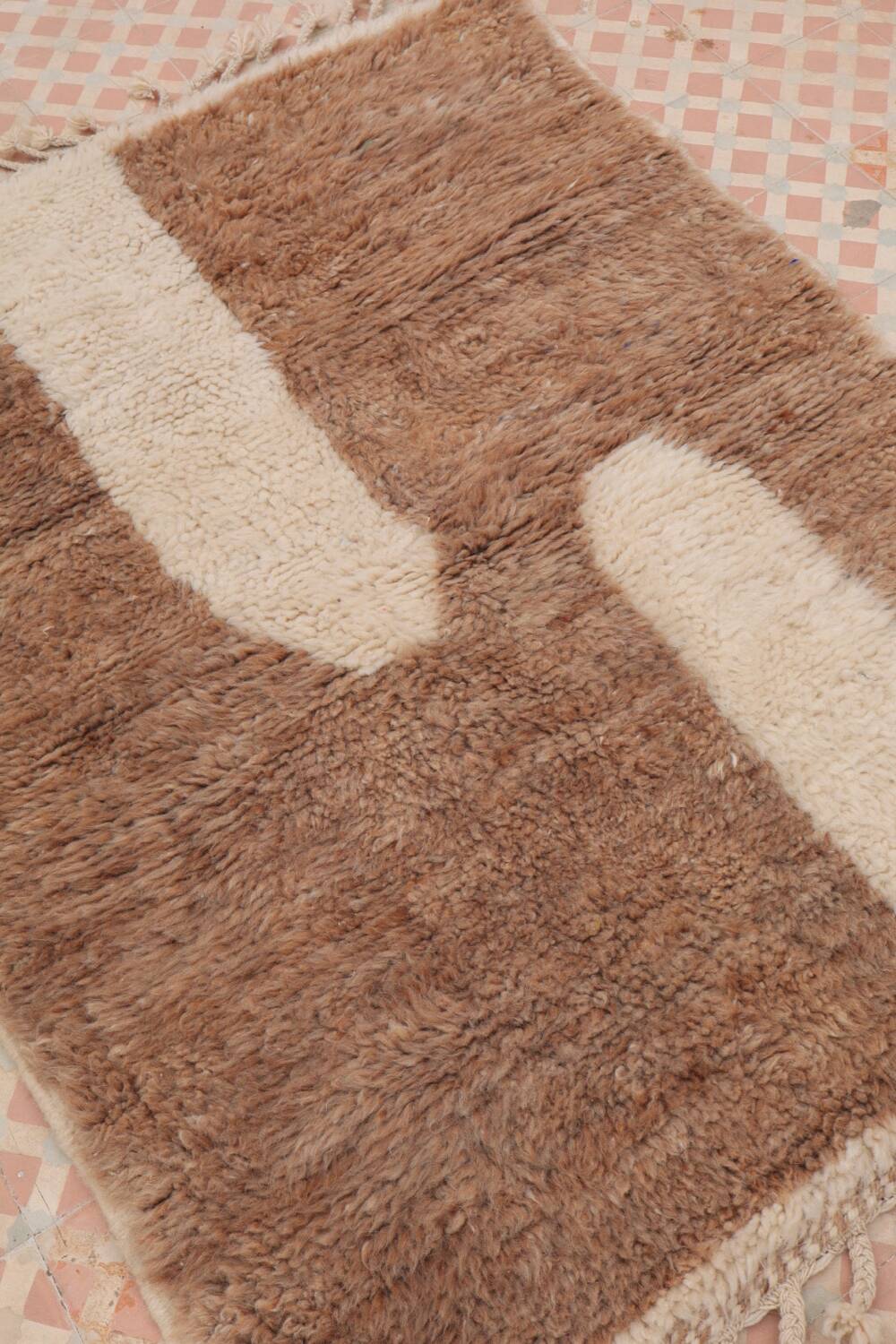 Berber beni ouarain rug dark beige and modern white