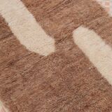 Tapis berbère beni ouarain beige foncé et blanc moderne