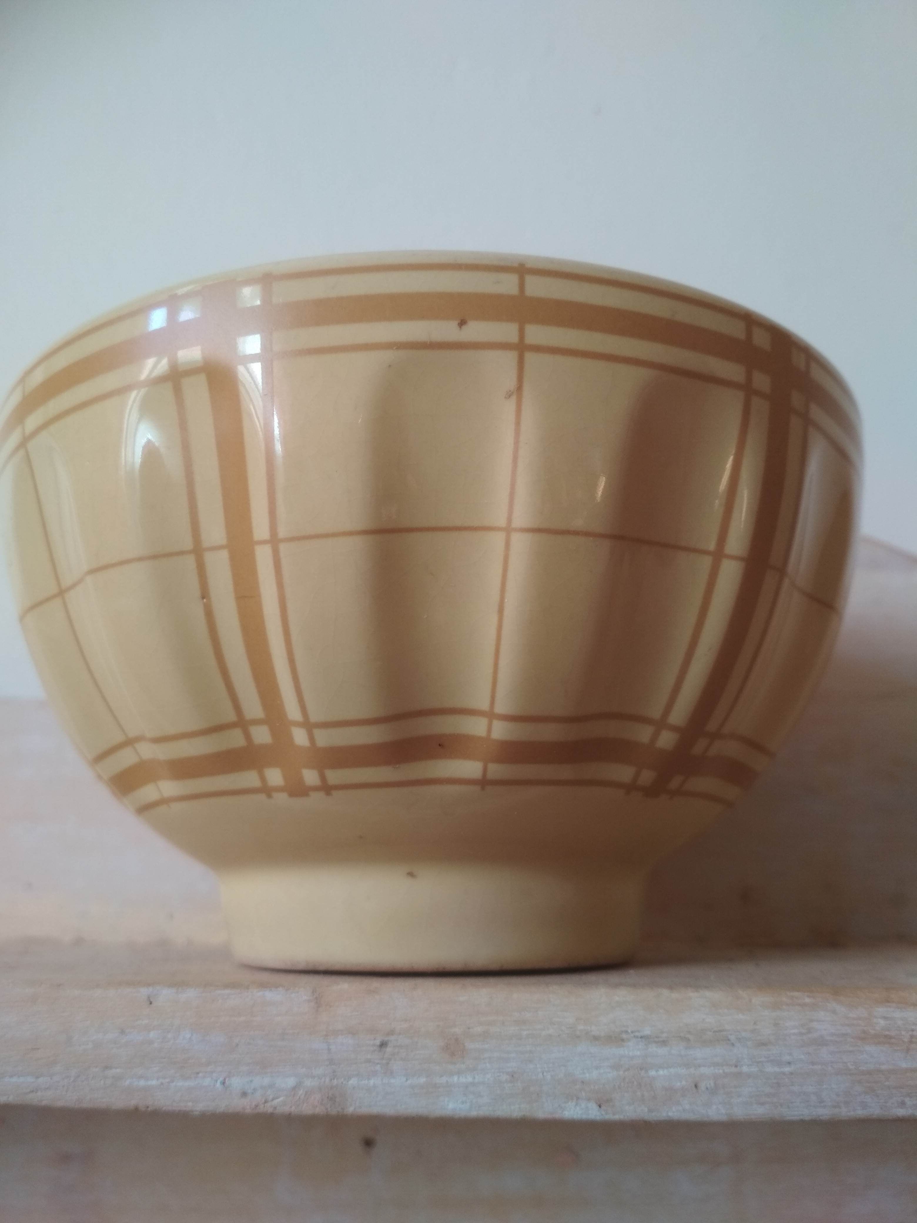 Straw yellow lunch bowl and ochre stripes