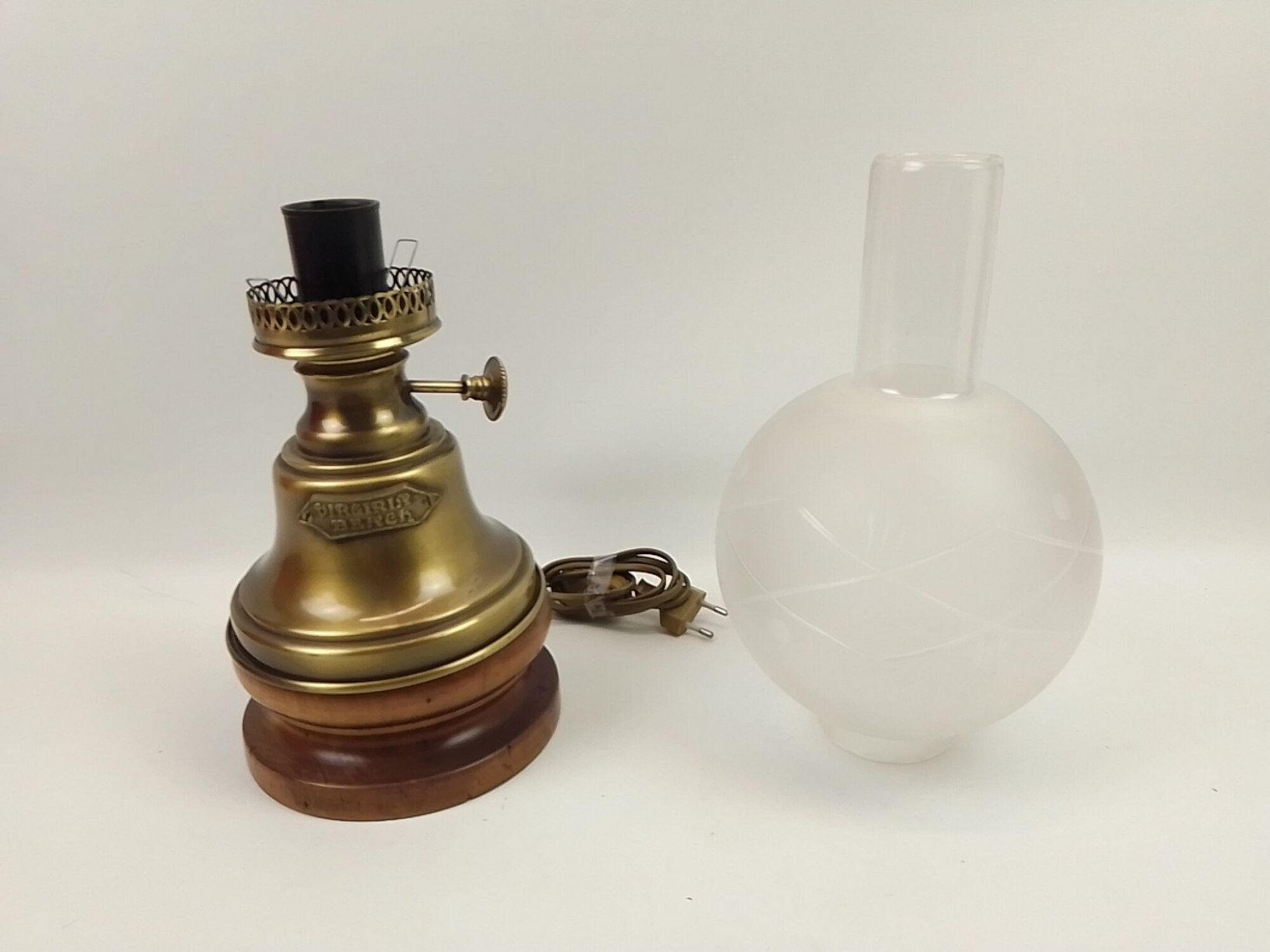 Virginia Beach wooden lamp, brass and glass lampshade