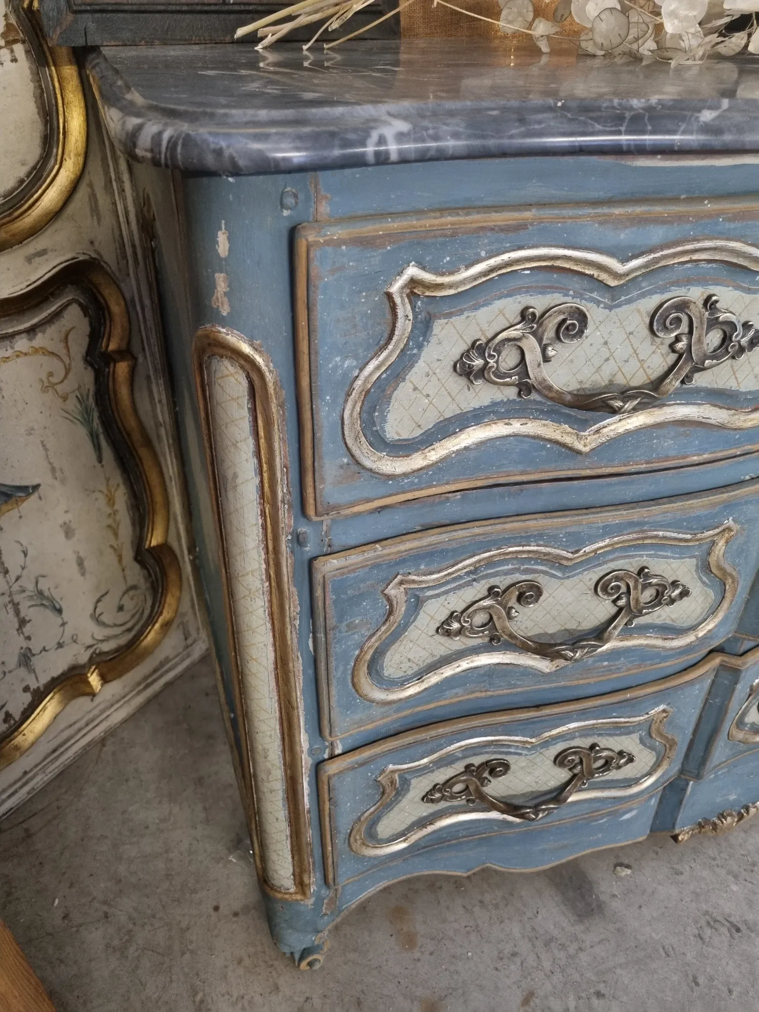 Chest of drawers