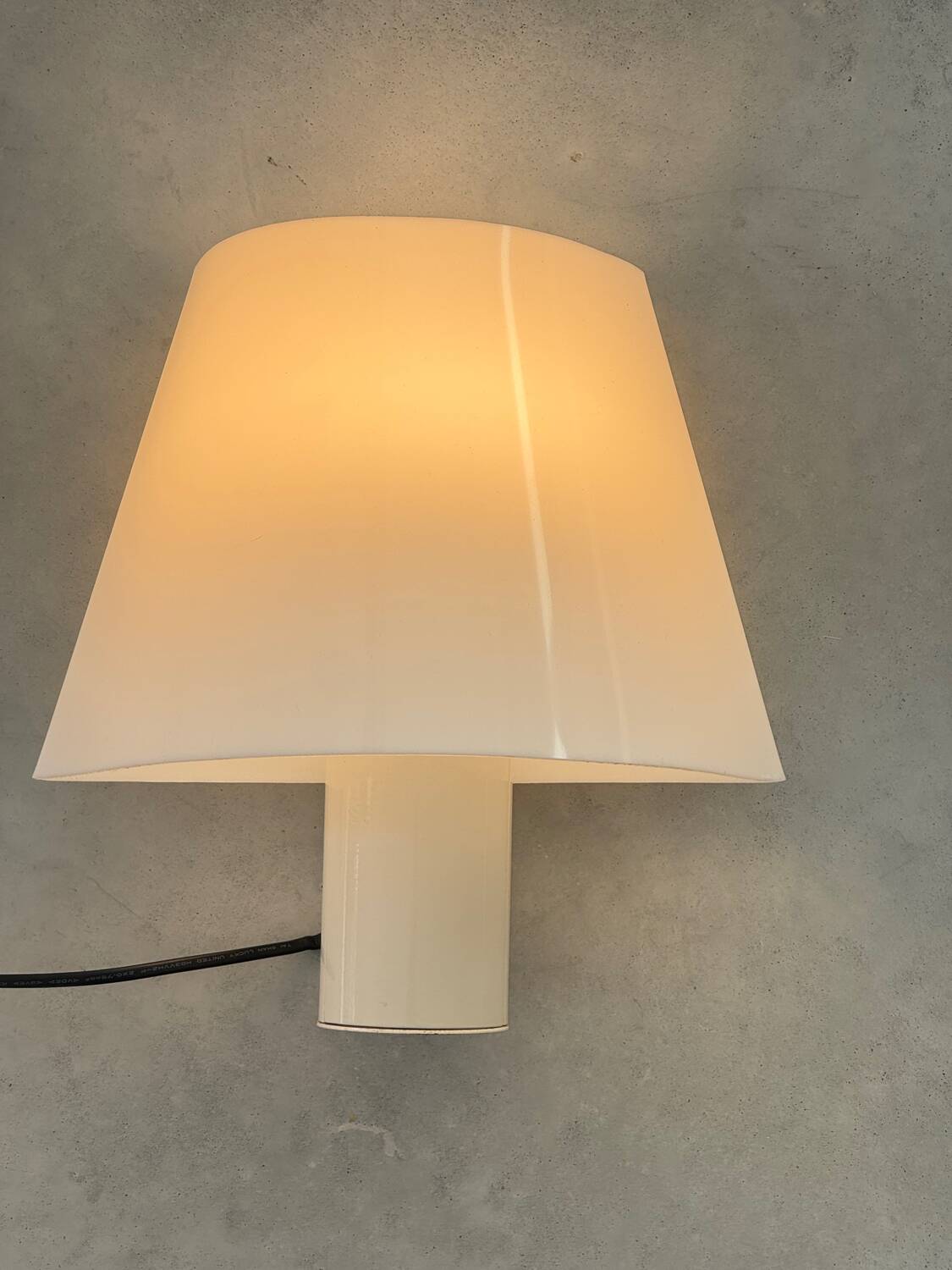 Lampe applique harvey guzzini design italien des années 1970