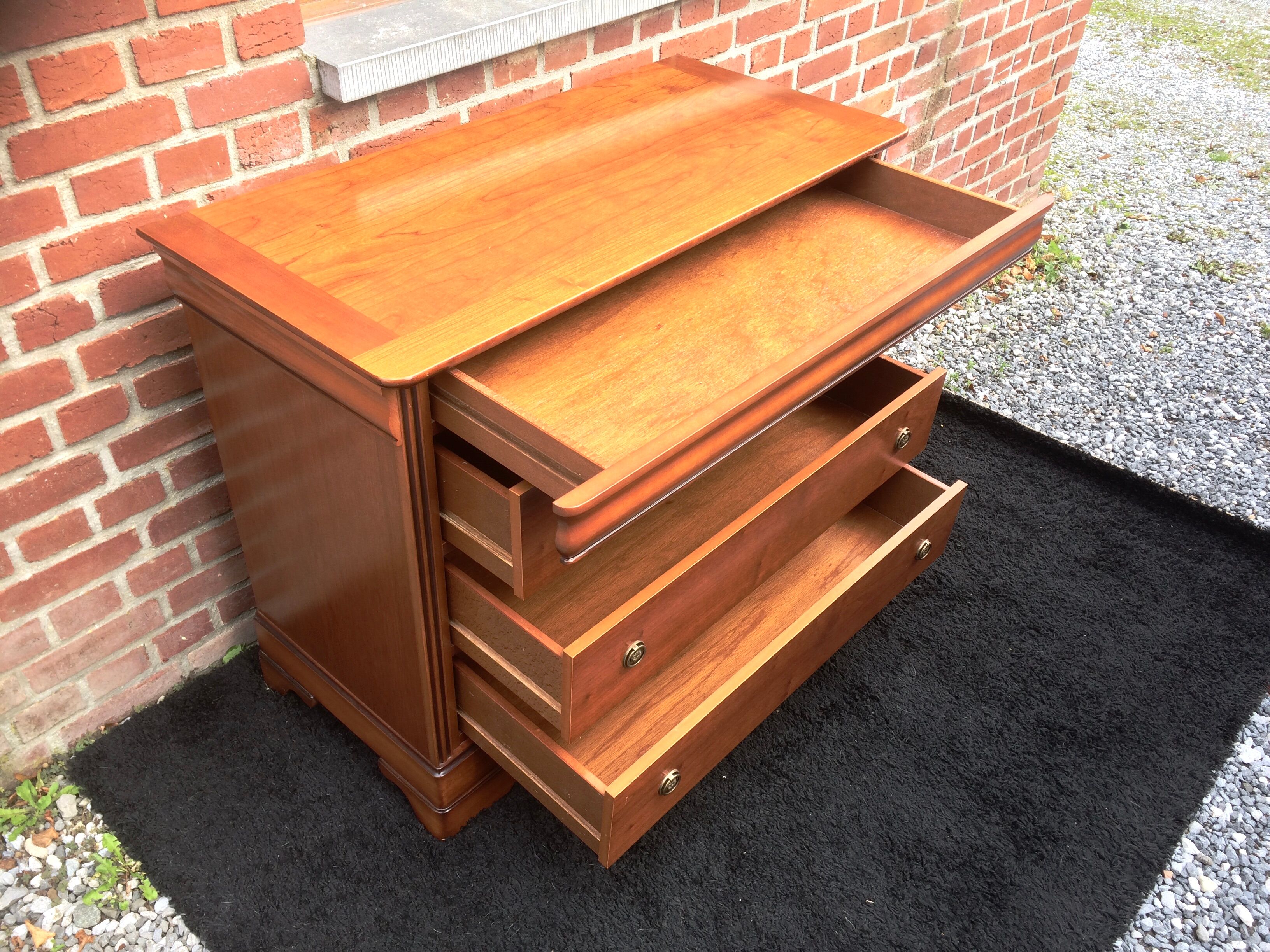 Commode à tiroir secret