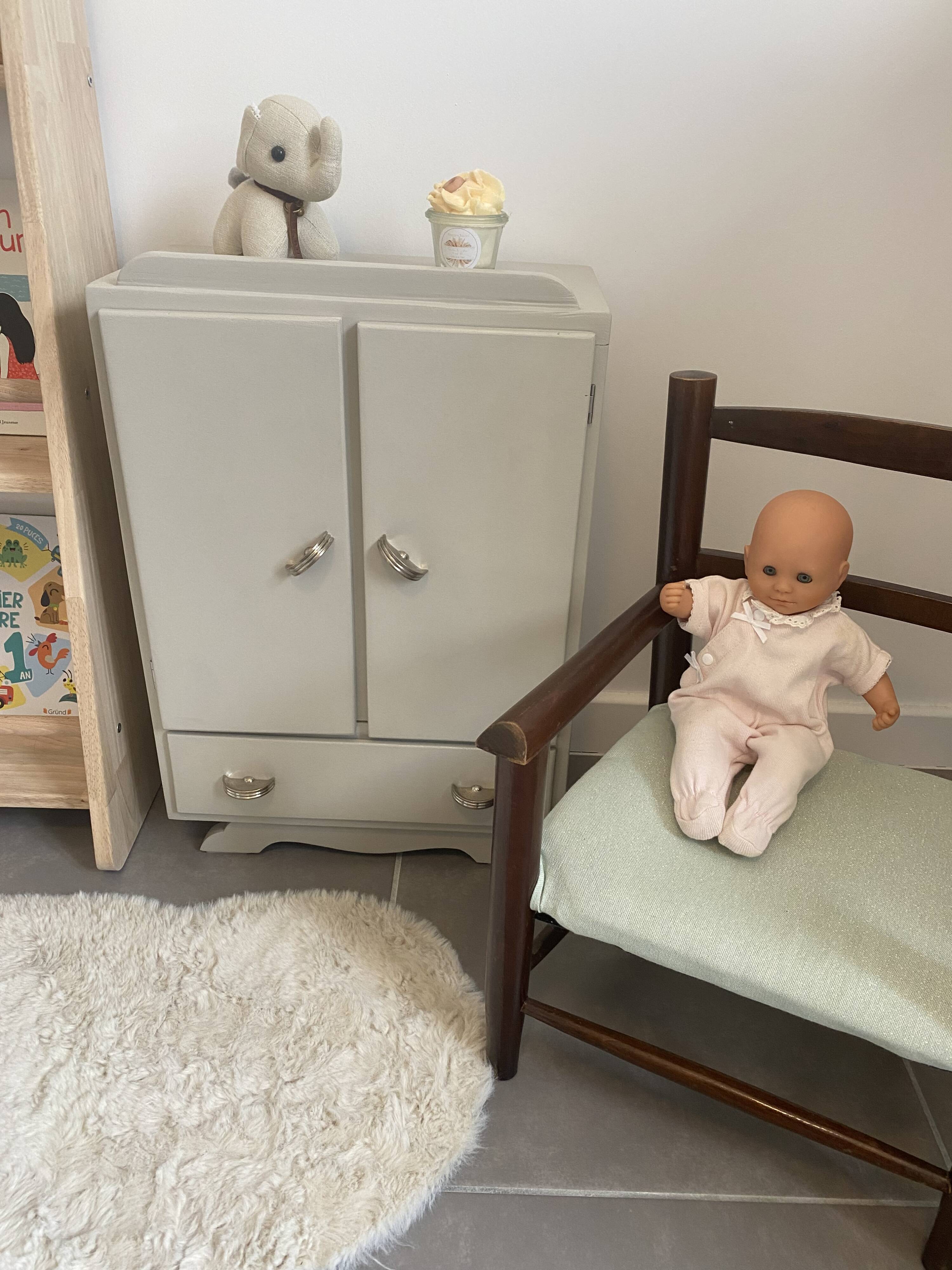 Vintage doll's wardrobe