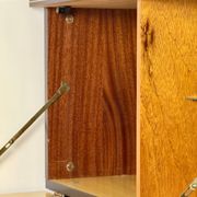 Meuble bar moderne du milieu du siècle sur roulettes en laiton – années 1960