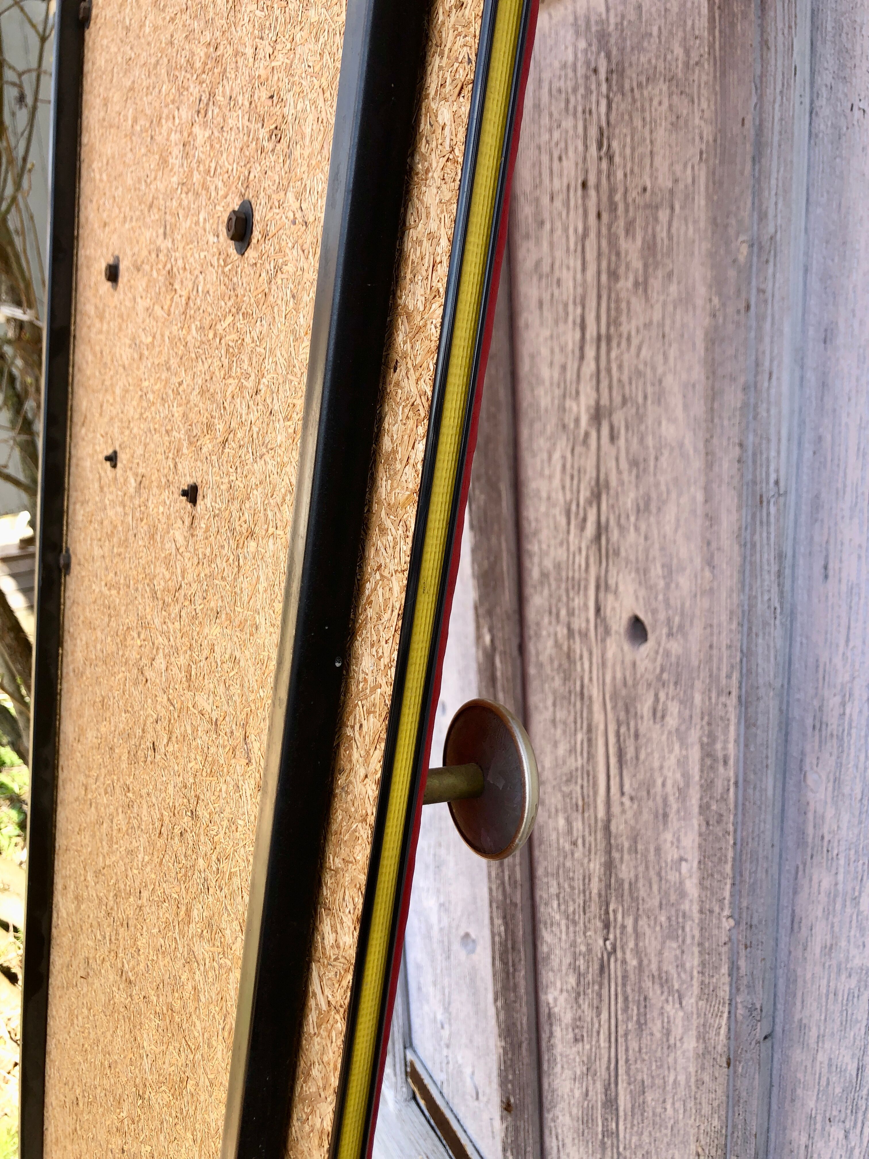 Porte-manteau rouge 1950 miroir forme libre patères laiton