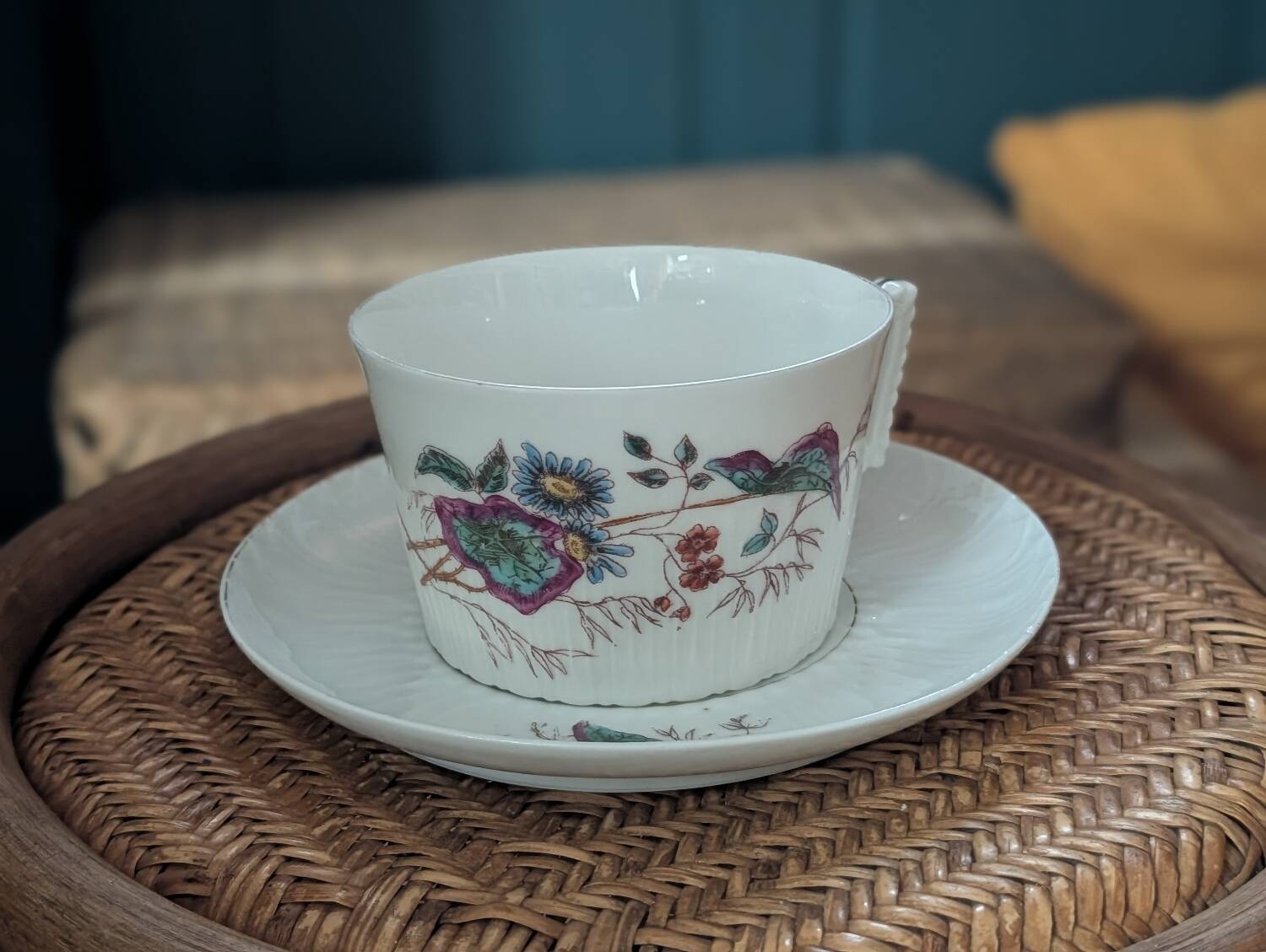 Fine porcelain breakfast cup with floral decoration, 1930-1940.