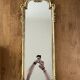 Miroir rocaille en résine dorée 98x34cm