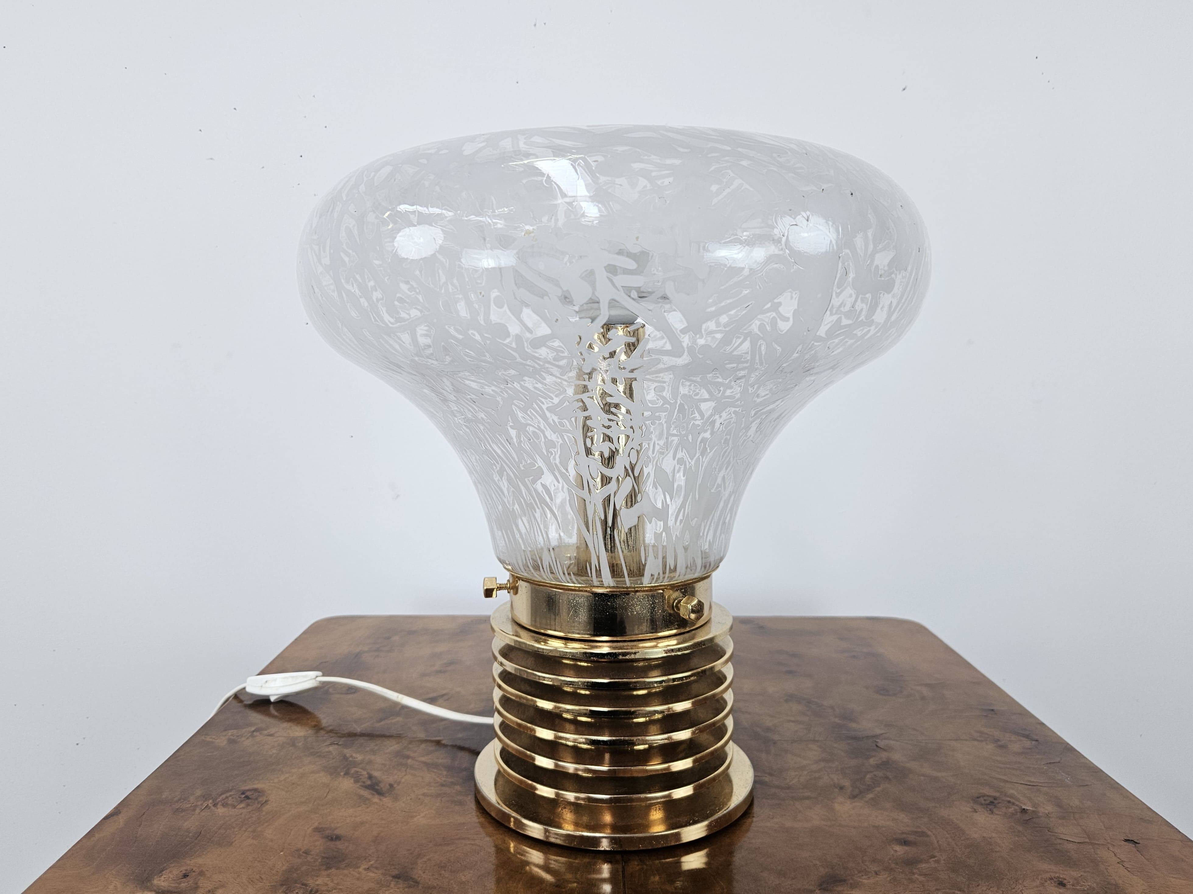 1970s table lamp in worked glass and gold metal