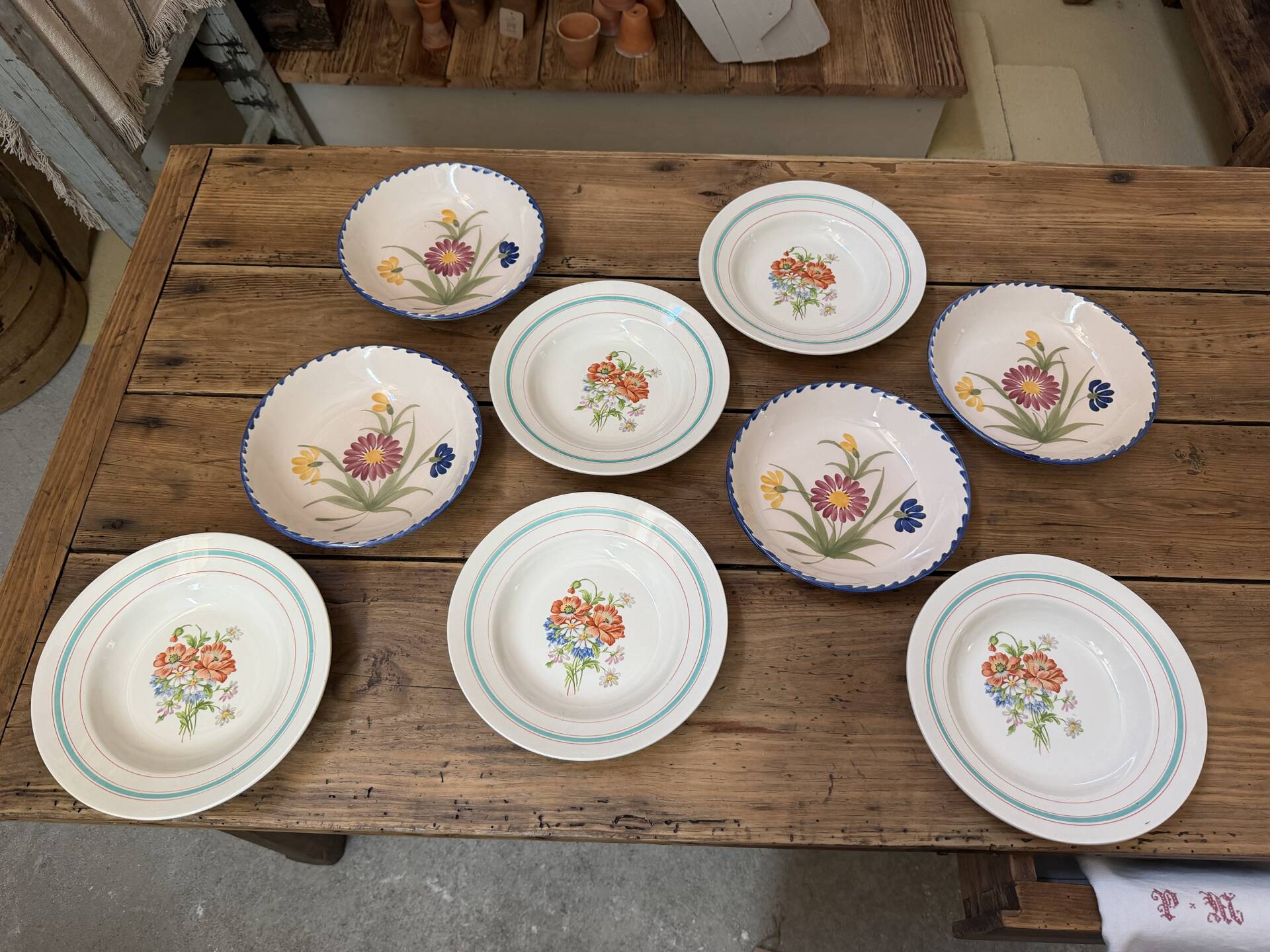 Mismatched deep plates service Saint Clément - Moulin Des Loups