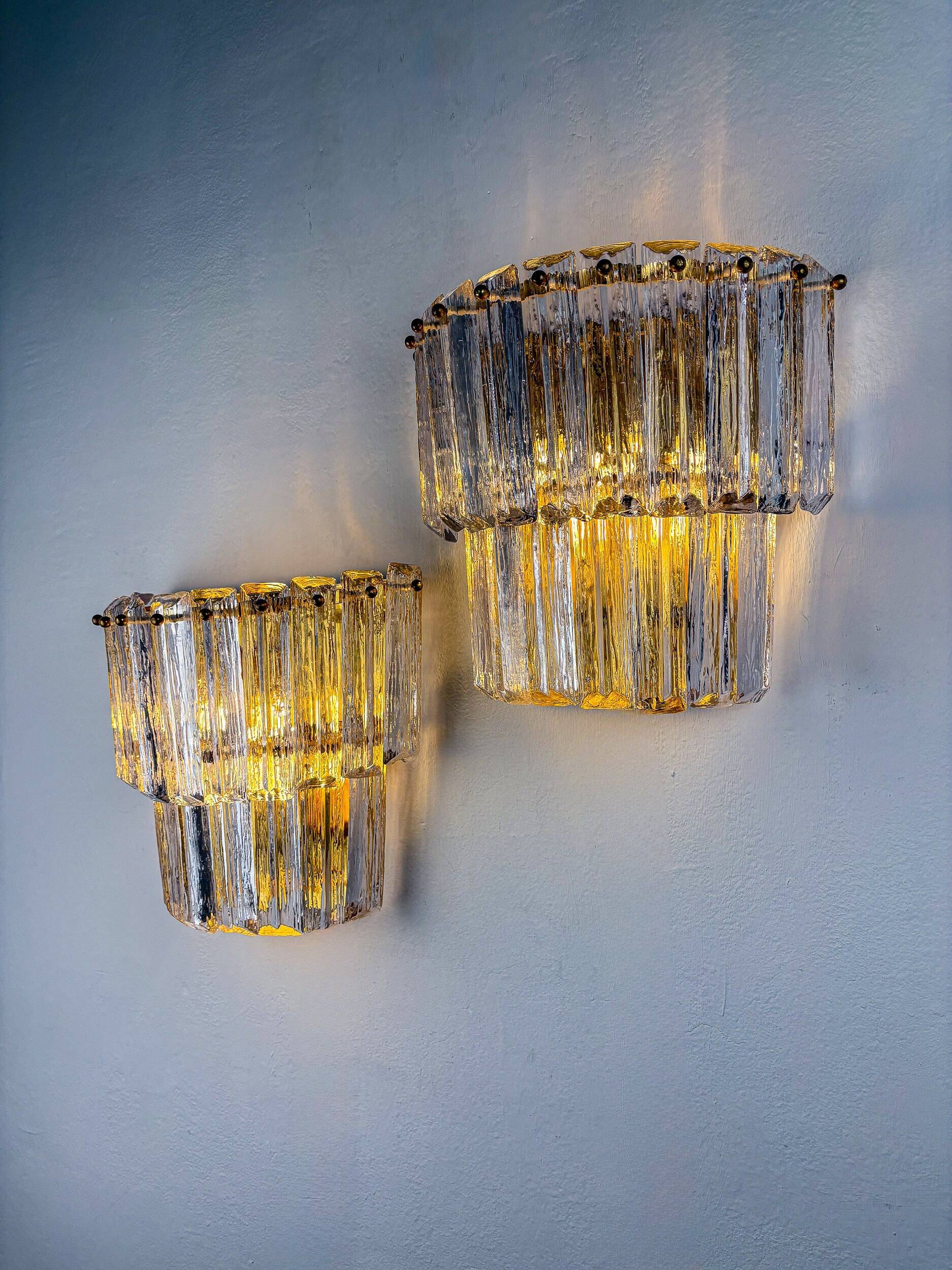 Paire de appliques murales en verre de Murano givré à deux niveaux, Italie, années 1970.