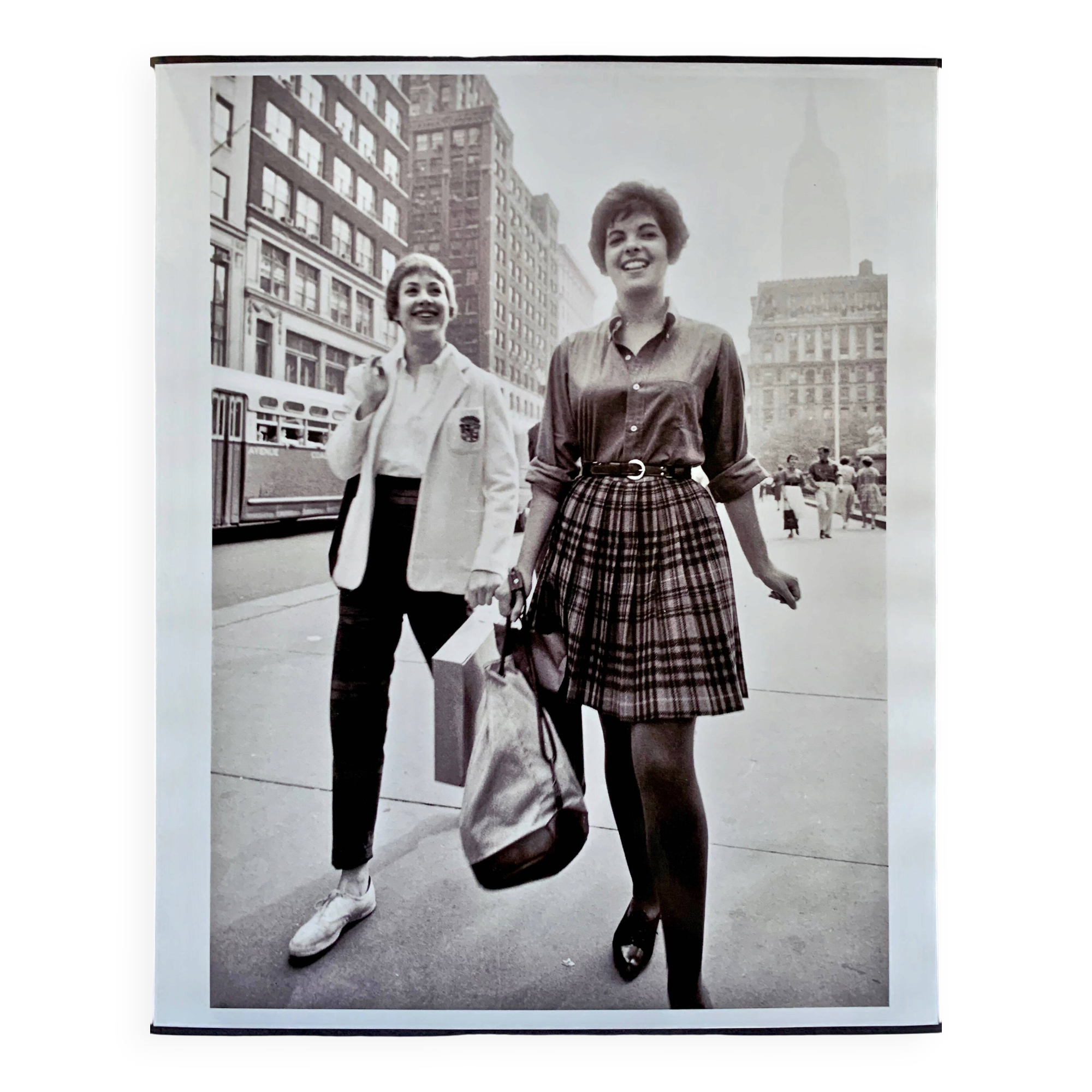 NEW YORK 1950s – 2 young women on 5th Avenue - Elegance & Street Life