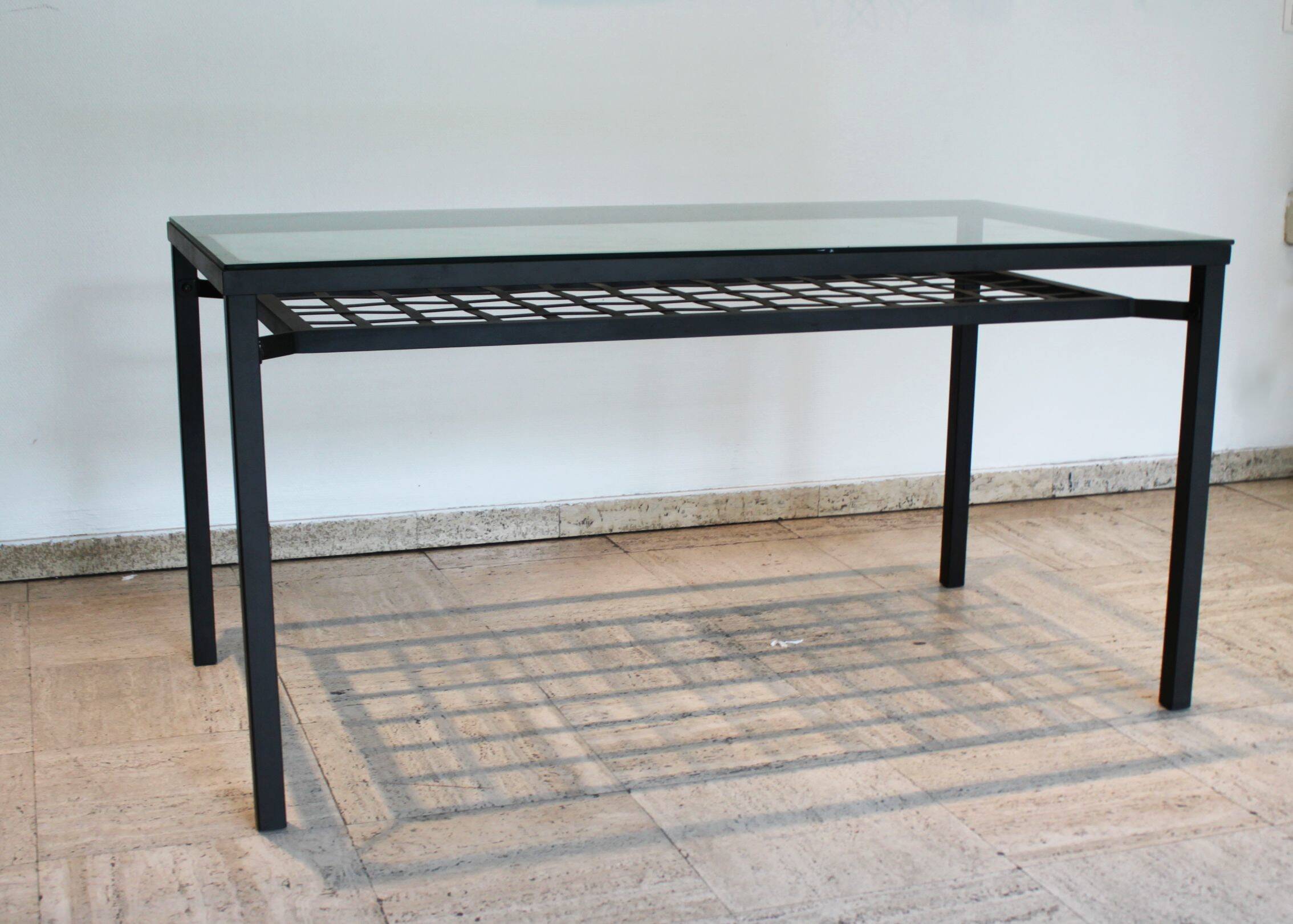Glass and black metal table – sleek and contemporary design