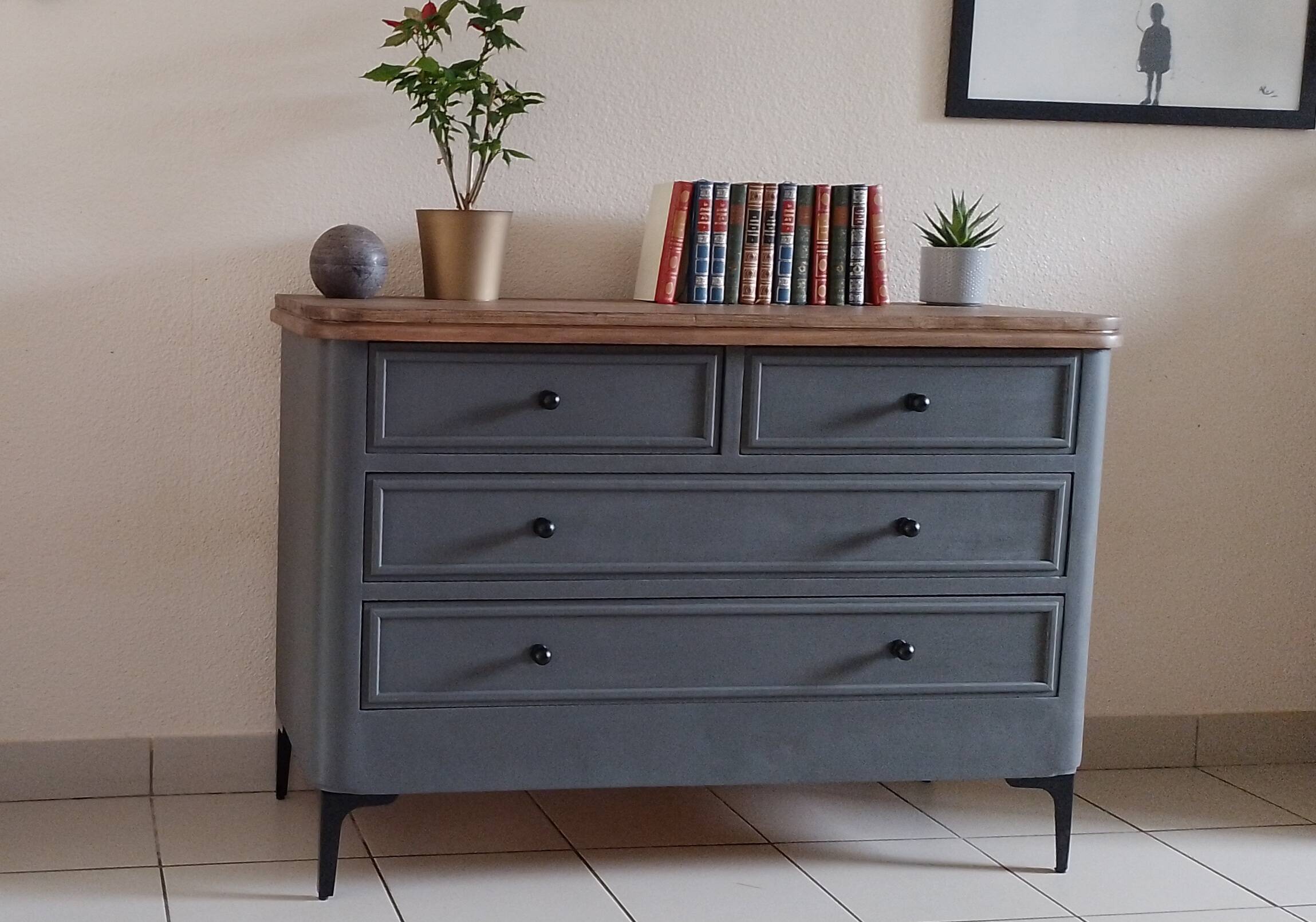 Chest of drawers with large drawers
