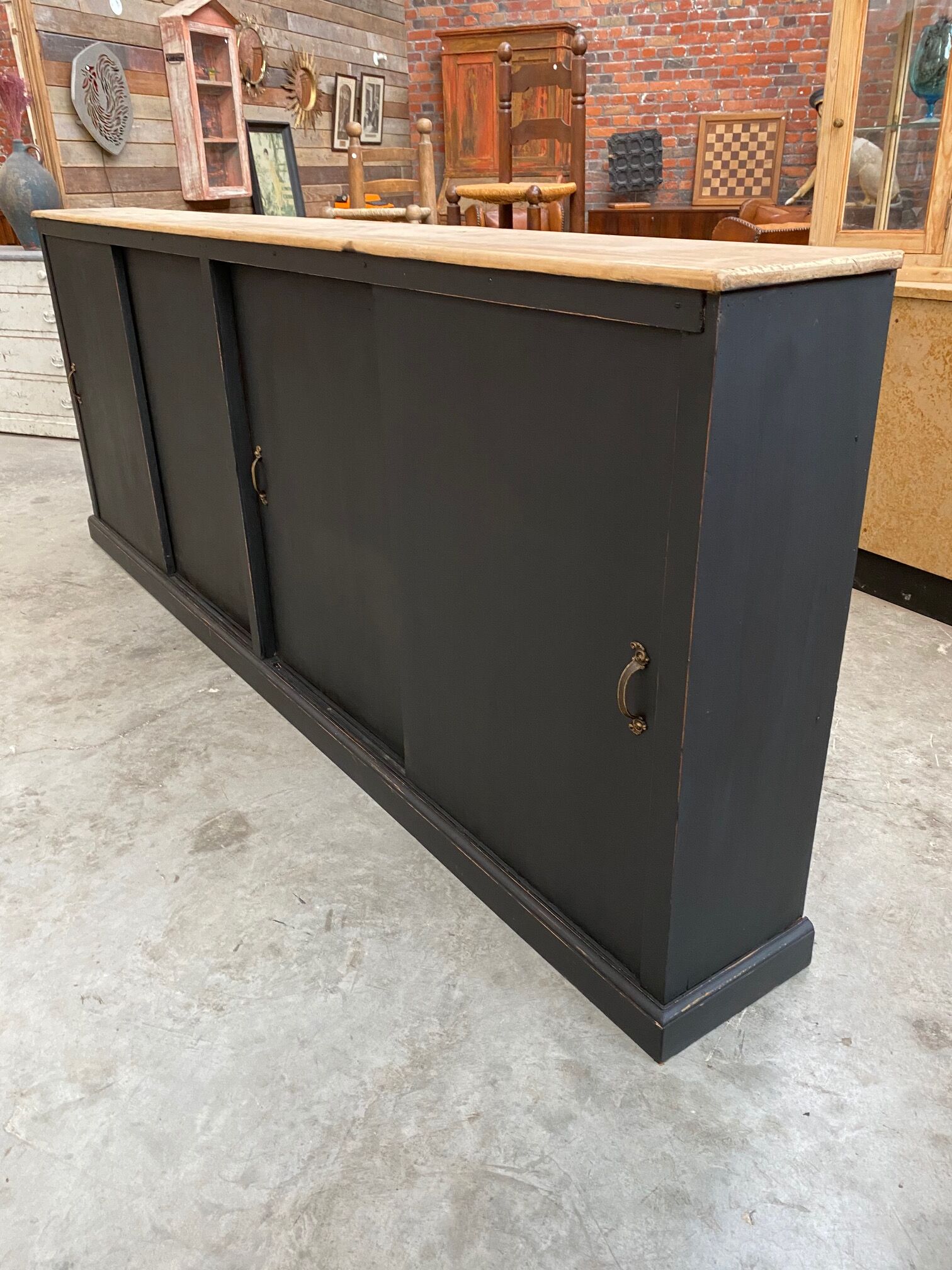 Trade furniture with sliding doors