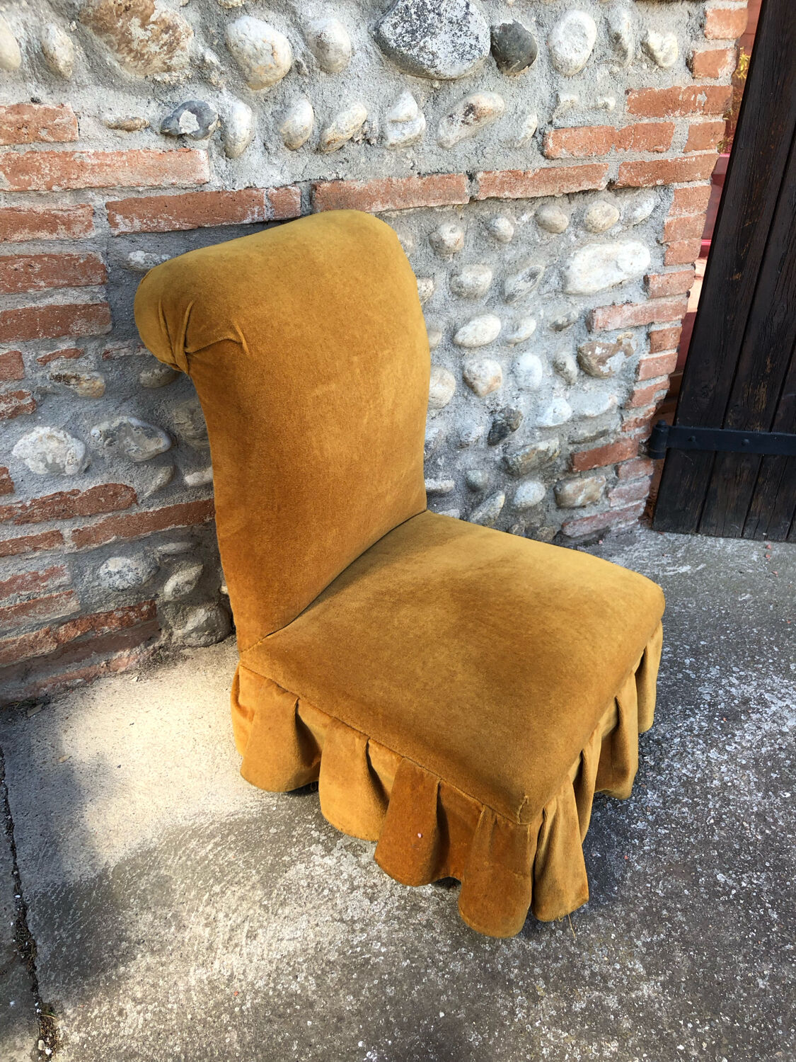 Toad armchair