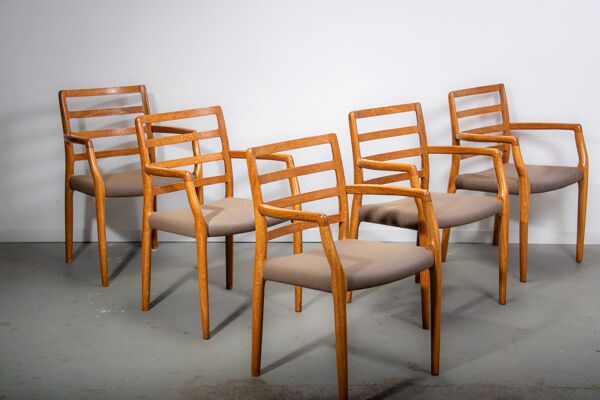 Fauteuils JL Moller modèle 68 en chêne avec tissu d'origine. Fabriqués au Danemark vers 1990.