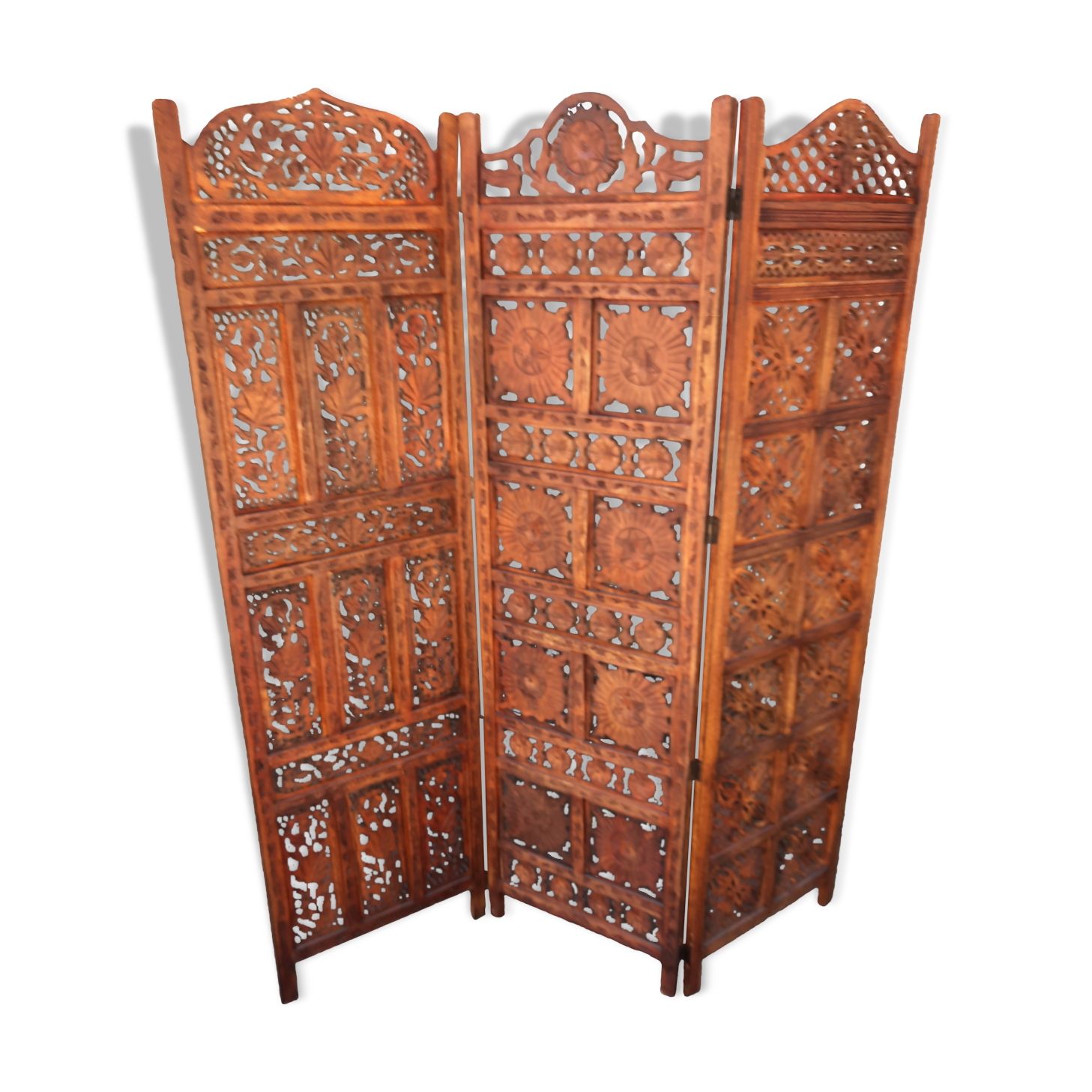 3-leaf screen in cut wood