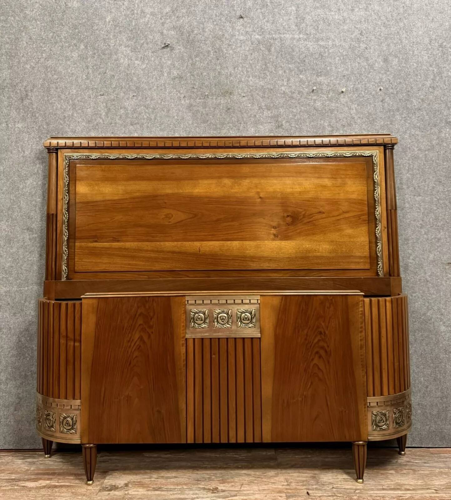 Lit corbeille époque Art Déco en noyer et bronze ciselé, vers 1920