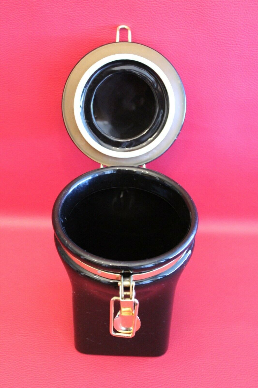 Ceramic coffee pot with black and gold waterproof closure lid
