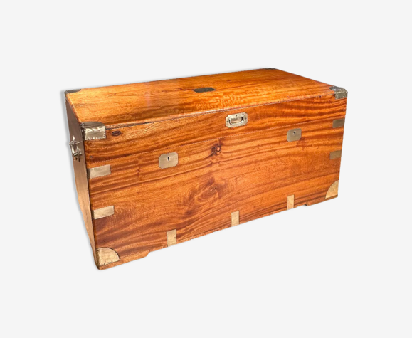 Boîte en bois de camphre antique
