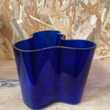 Vase Savoy bleu cobalt par Alvar Aalto , numéroté et signé 1989