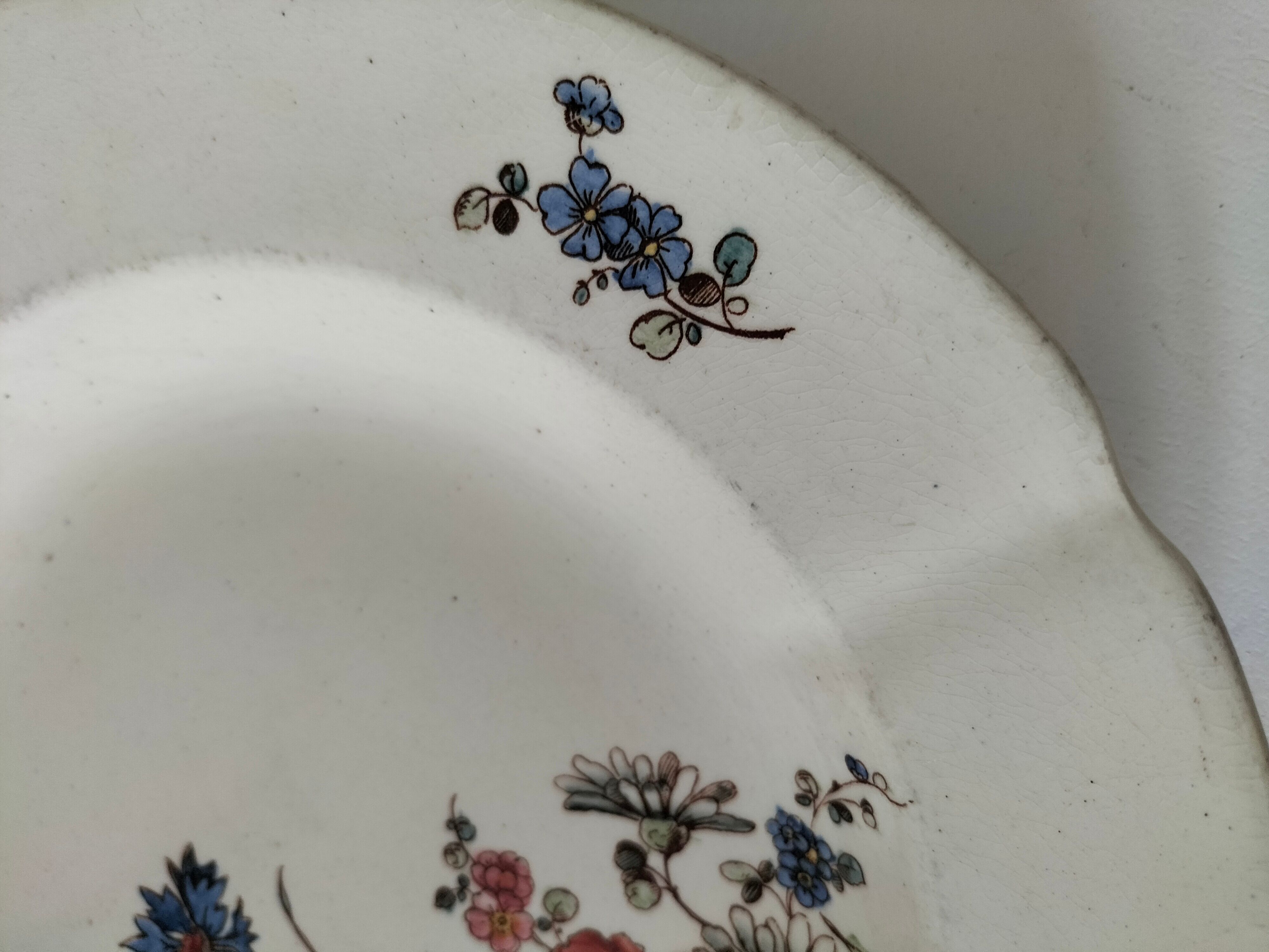 Assiette creuse Terre de Fer HB & Cie décor fleurs des champs 1900-1910
