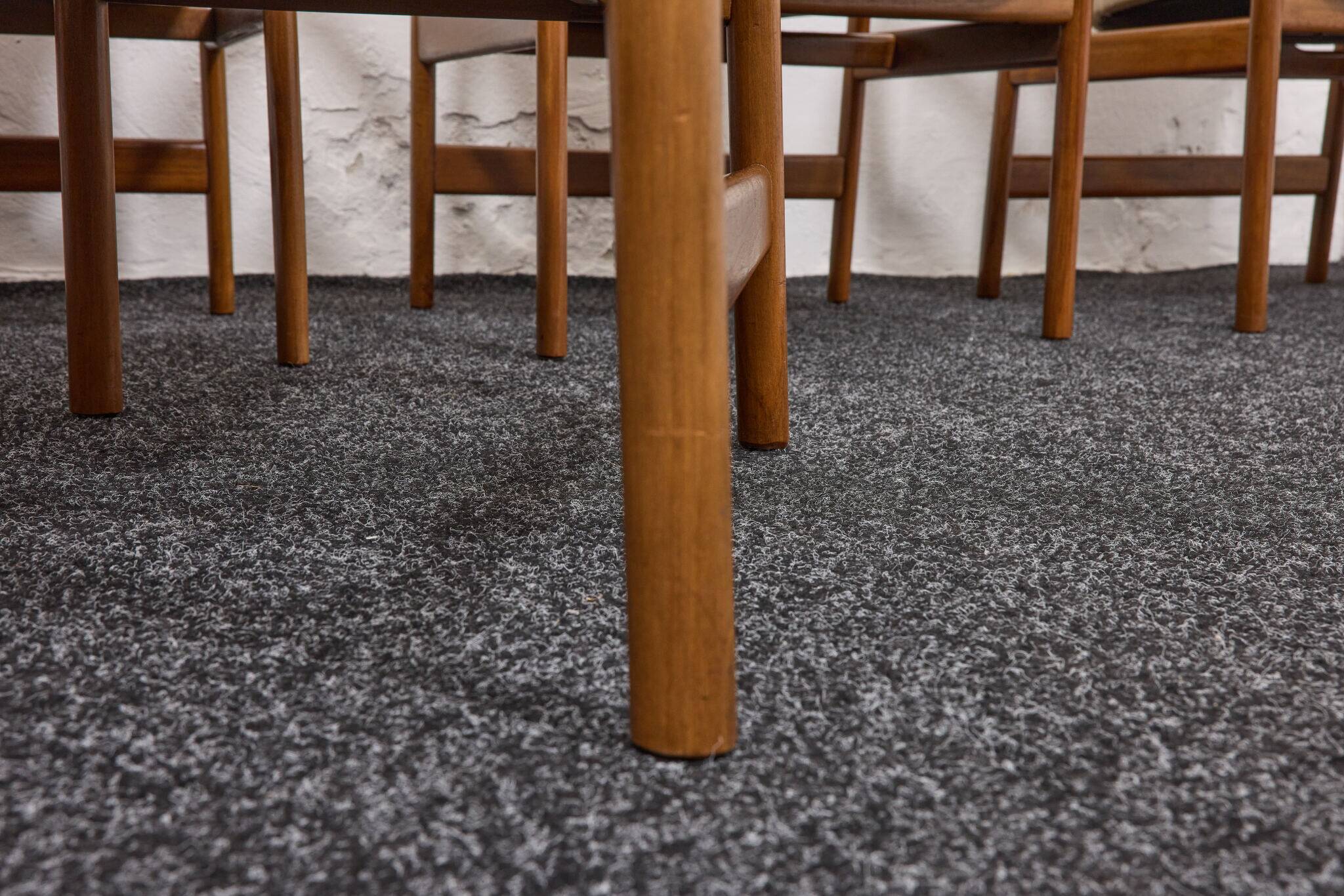 Chaises de salle à manger/conférence vintage avec accoudoirs en noyer et cuir vinyle d'origine b
