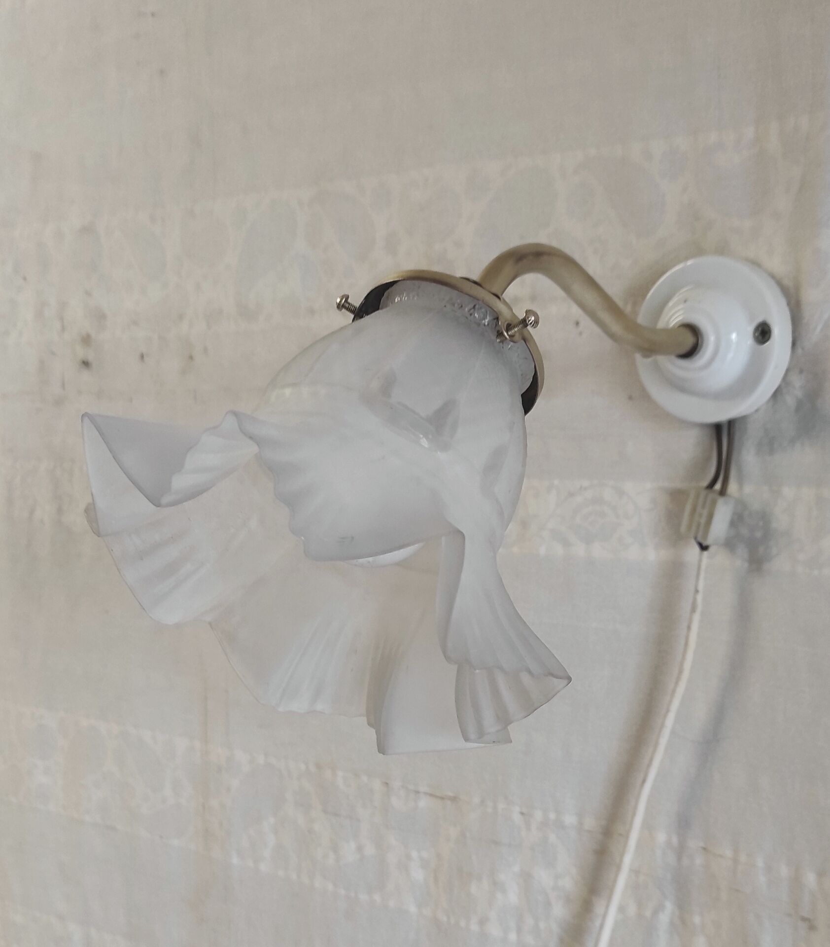 Applique col de cygne en laiton, porcelaine et verre - mid. XXeme