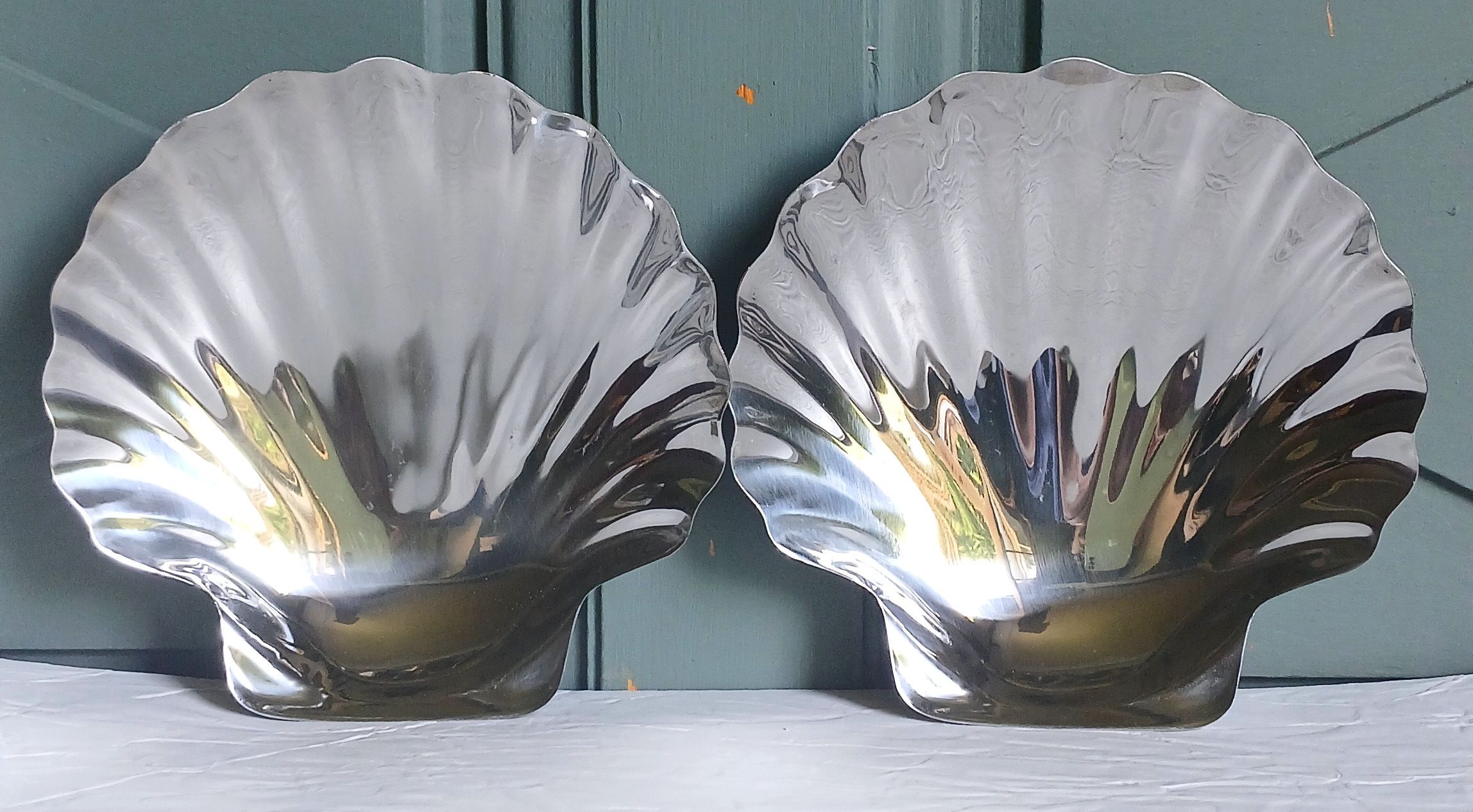 2 shell-shaped bowls in stainless steel