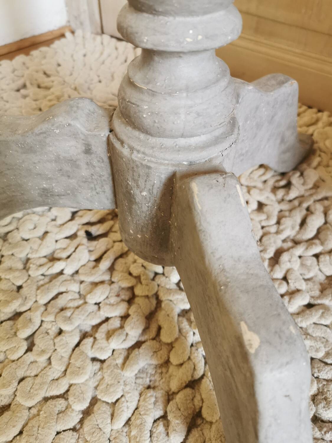 Shabby chic pedestal table