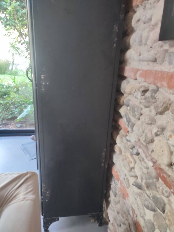 Armoire industrielle en métal et miroir